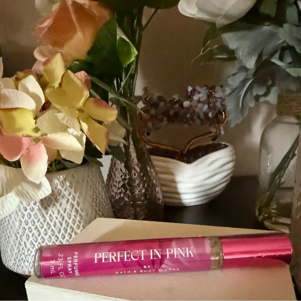 🆕🎀 BATH & BODY WORKS “PERFECT IN PINK” MINI PERFUME SPRAY. NEW FACTORY SEALED! - Picture 3 of 4